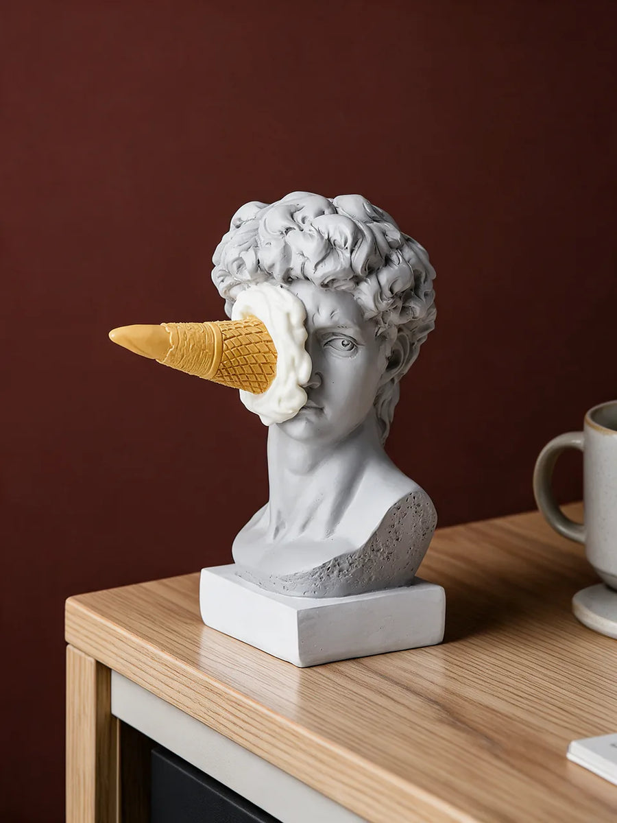 David Ice Cream: Sulla scrivania