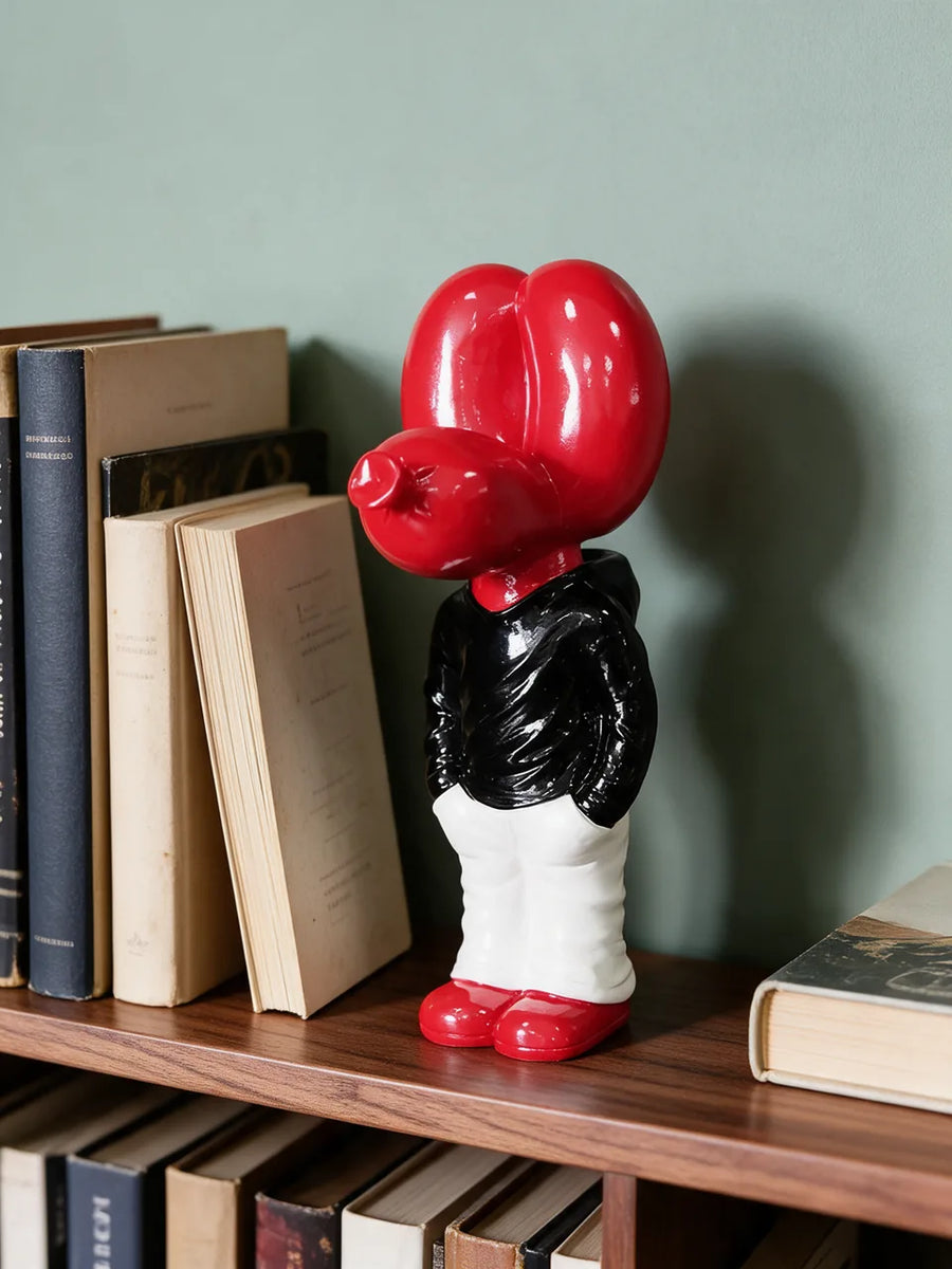 Standing Balloon Dog: 本棚に