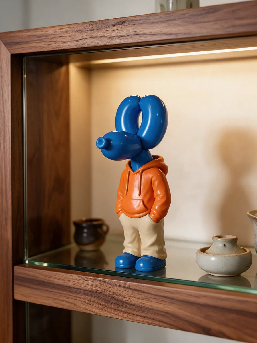 Standing Balloon Dog: ディスプレイキャビネットに