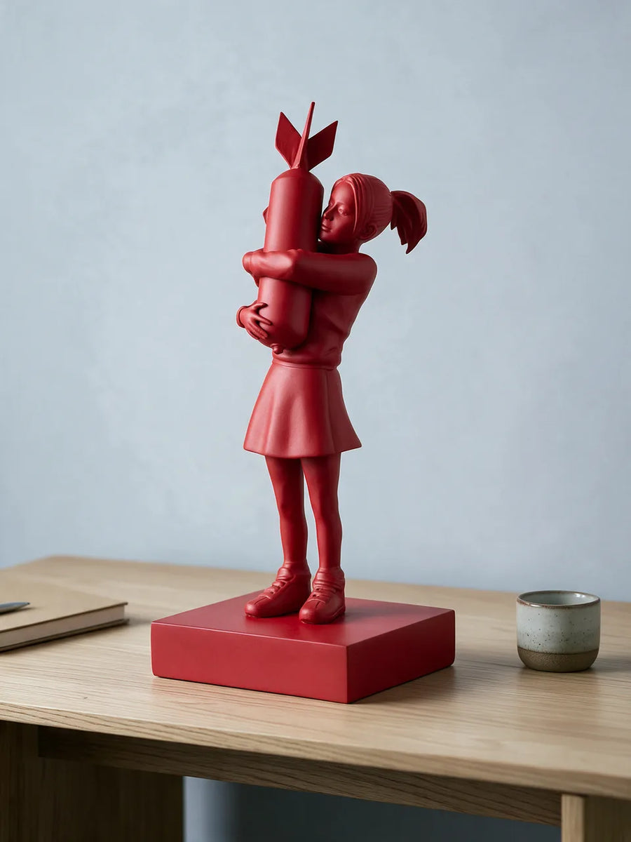 Banksy Bomb Hugger: على المكتب