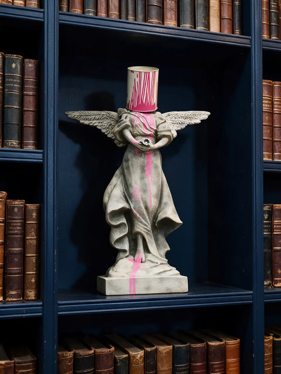 Banksy Bucket Angel: Kütüphanede