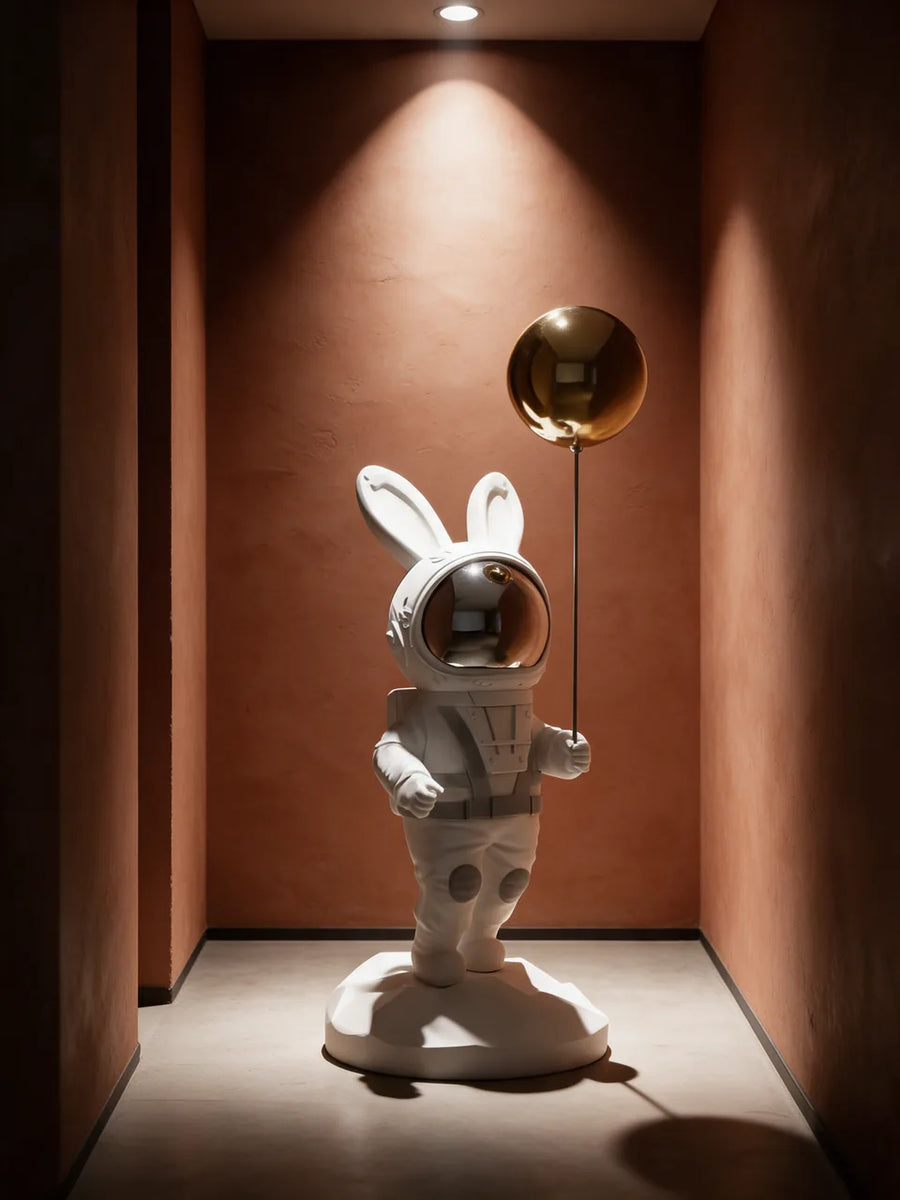 Floppy Bunny Astronaut: Im Flur