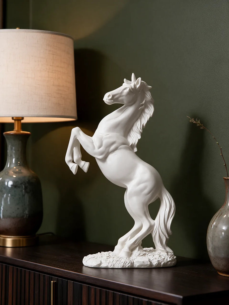 Royal Horse: Living room